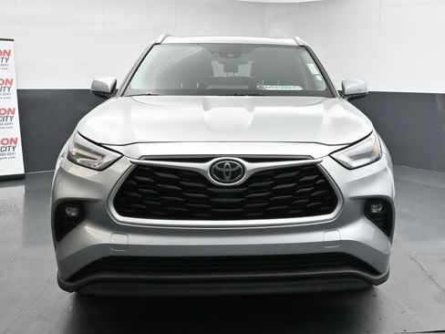 Used 2023 Toyota Highlander XLE image 3