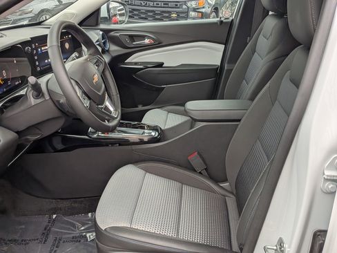 Certified 2025 Chevrolet Trax LT w/ LT Convenience Package image 16