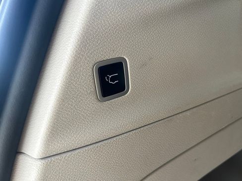 Used 2023 Chrysler Pacifica Touring-L FWD image 8