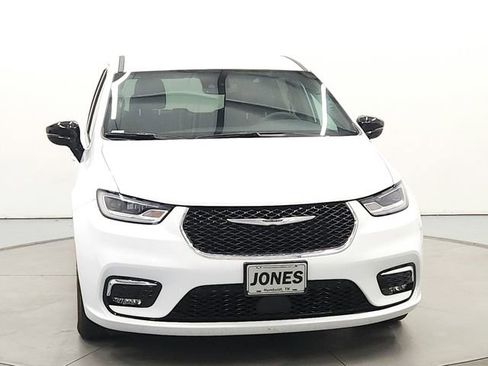 Used 2025 Chrysler Pacifica Select FWD image 2
