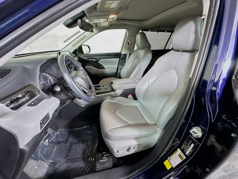 Used 2022 Toyota Highlander XLE FWD image 12