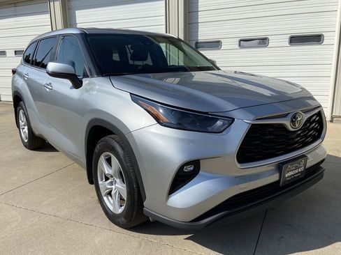 Used 2024 Toyota Highlander LE image 1