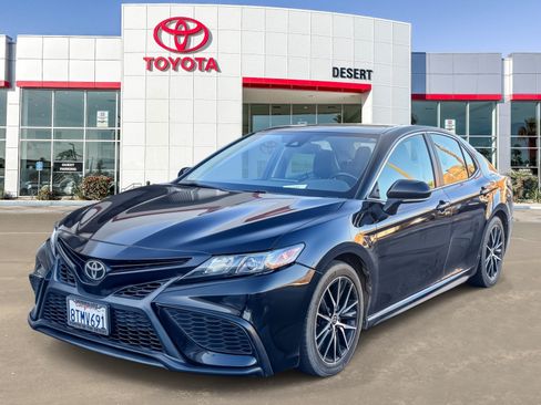 Used 2021 Toyota Camry SE w/ Convenience Package FWD image 3