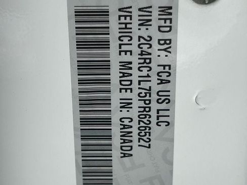 Used 2023 Chrysler Pacifica Touring-L FWD image 10