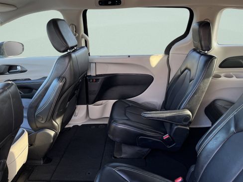 Used 2024 Chrysler Pacifica Touring-L image 21