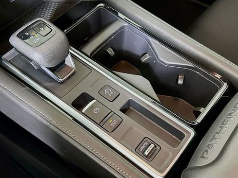 Used 2024 Nissan Pathfinder SV image 18