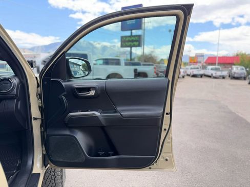 Used 2018 Toyota Tacoma TRD Sport w/ Technology Package AWD/4WD image 9