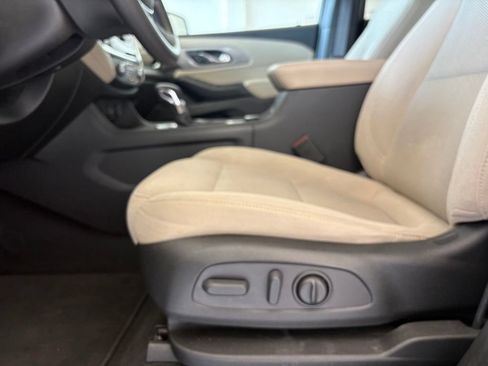 Used 2023 Chevrolet Traverse LS FWD image 25