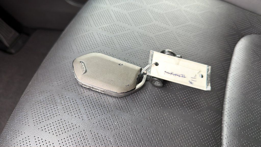Used 2025 Kia Carnival FWD image 33