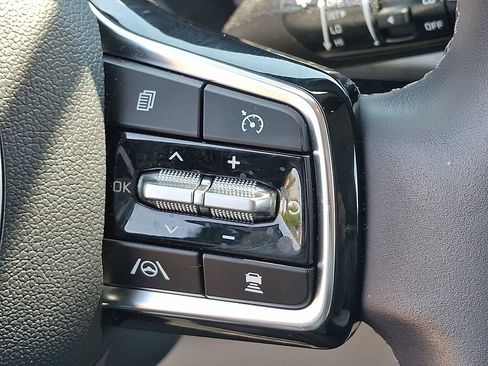 Used 2024 Kia Carnival EX FWD image 23