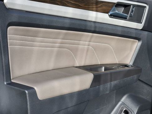 Used 2023 Volkswagen Atlas SE image 12