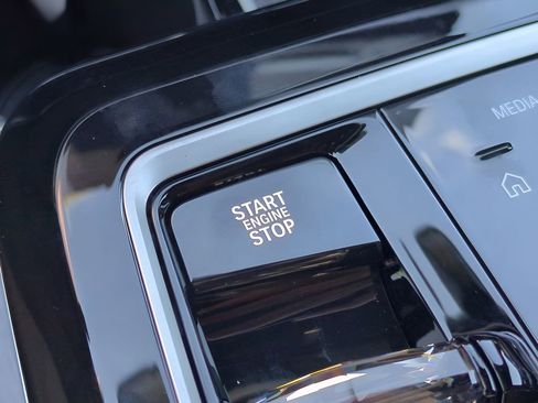 New 2026 BMW 750e xDrive image 29