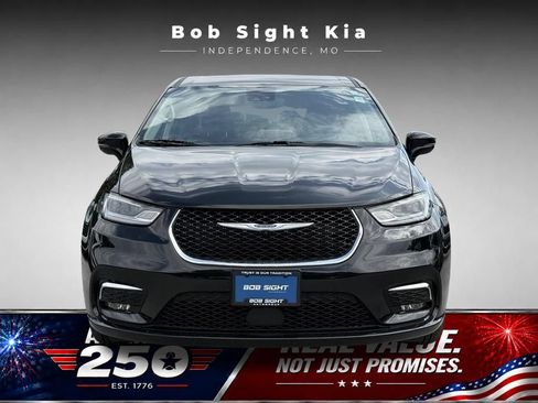 Used 2024 Chrysler Pacifica Touring-L FWD image 19