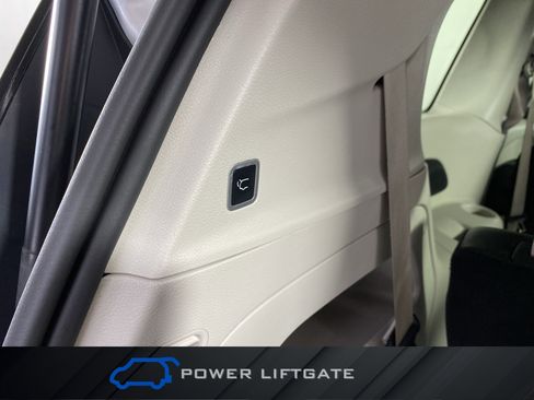 Used 2023 Chrysler Pacifica Touring-L image 35