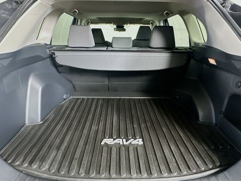 Used 2019 Toyota RAV4 XLE w/ Convenience Package FWD image 28