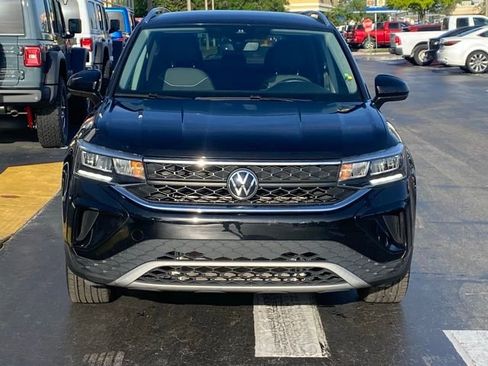 Used 2024 Volkswagen Taos SE image 3