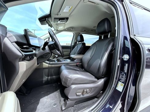 Used 2025 Kia Carnival FWD image 11