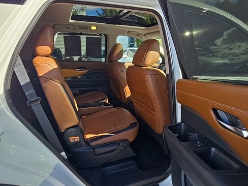 Used 2024 Nissan Pathfinder Platinum image 18