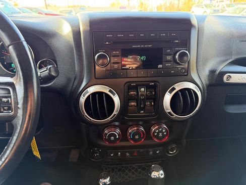 Used 2017 Jeep Wrangler Unlimited Sahara image 20