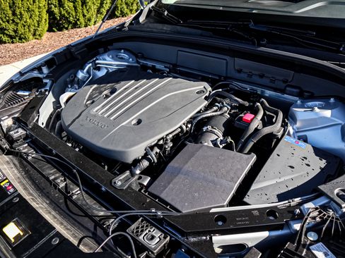 Used 2025 Volvo XC60 B5 Plus image 34