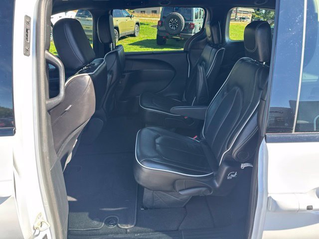 Used 2025 Chrysler Pacifica Limited FWD image 14