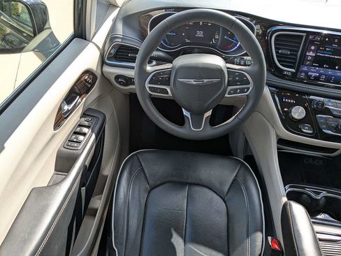 Used 2023 Chrysler Pacifica Limited FWD image 18