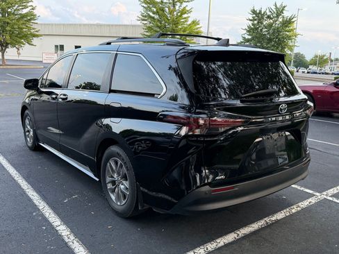 Used 2023 Toyota Sienna XLE AWD/4WD image 3
