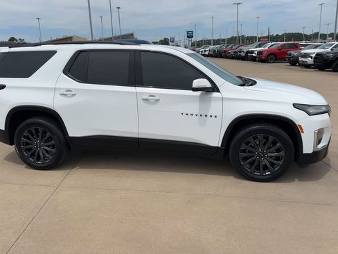 Used 2023 Chevrolet Traverse RS FWD image 2