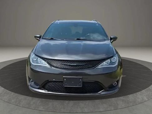 Used 2019 Chrysler Pacifica Touring-L Plus w/ S Appearance Package FWD image 2