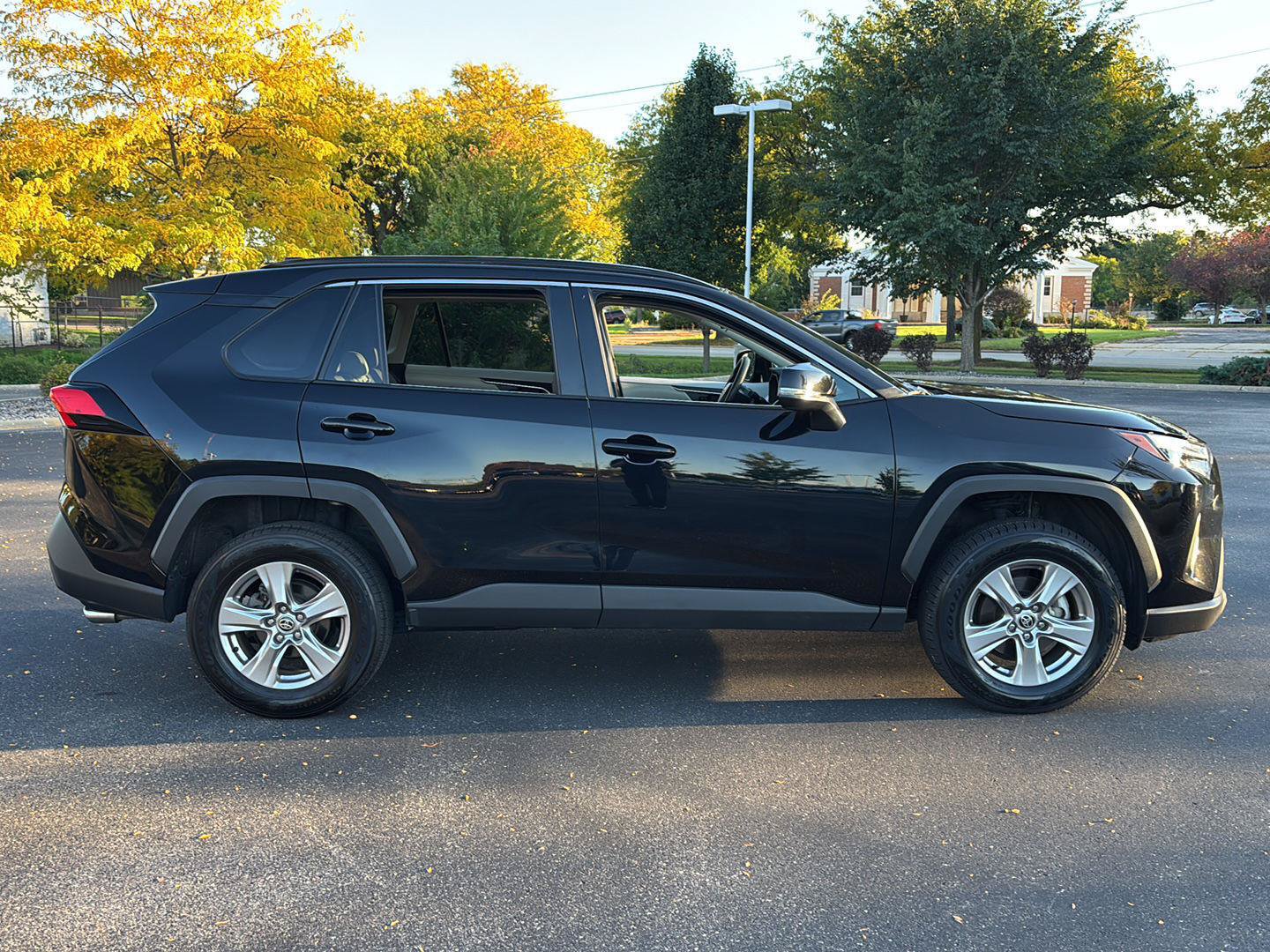 Used 2025 Toyota RAV4 XLE AWD/4WD image 9