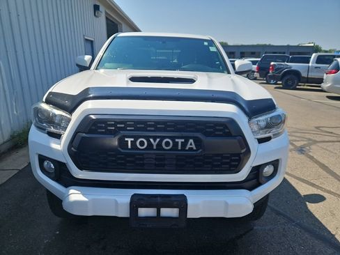 Used 2017 Toyota Tacoma SR5 AWD/4WD image 2