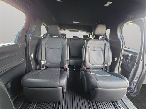 Used 2025 Toyota Sienna Limited image 17