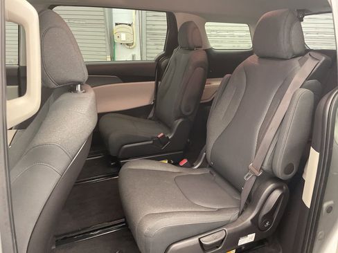 Used 2022 Kia Carnival LX FWD image 21