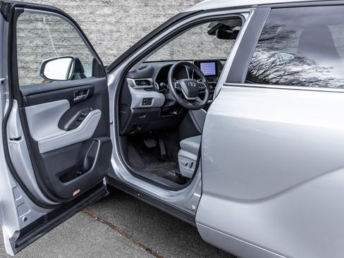 Used 2023 Toyota Highlander XLE image 23