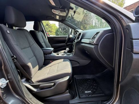 Used 2019 Jeep Grand Cherokee Laredo AWD/4WD image 35