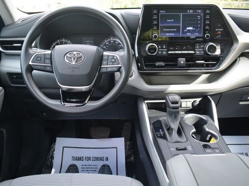 Used 2021 Toyota Highlander L AWD/4WD image 3