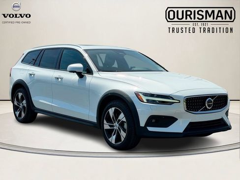 Used 2024 Volvo V60 B5 Cross Country Plus image 1