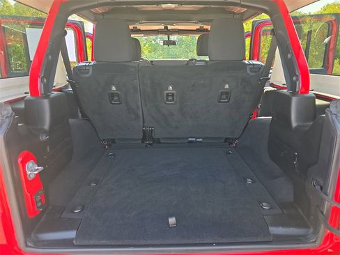 Used 2019 Jeep Wrangler Unlimited Rubicon w/ Cold Weather Group image 12