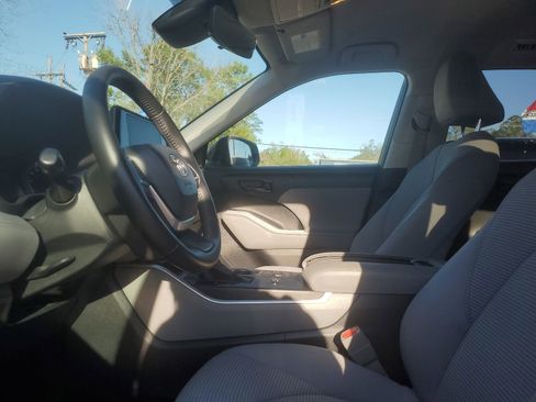 Used 2023 Toyota Highlander LE image 8