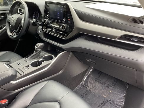 Used 2021 Toyota Highlander XLE FWD image 17