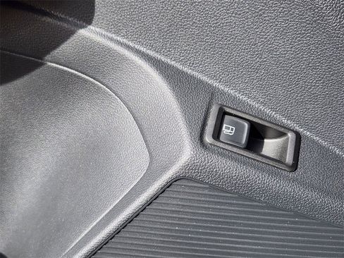 New 2024 Volkswagen Taos SE image 5