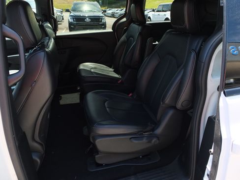 Used 2024 Chrysler Pacifica Limited FWD image 12