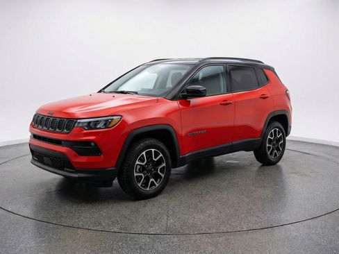 Used 2025 Jeep Compass Trailhawk image 3