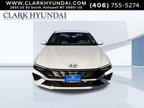 Used 2025 Hyundai Elantra SE image 2