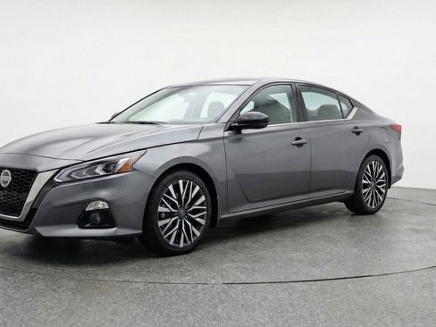 Used 2025 Nissan Altima 2.5 SV FWD image 3