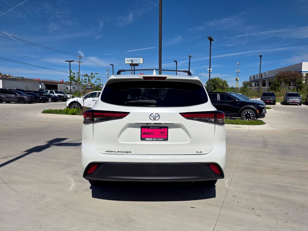 Used 2021 Toyota Highlander XLE FWD image 12