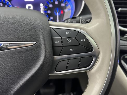 Used 2020 Chrysler Pacifica Limited image 24