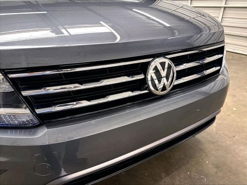 Used 2021 Volkswagen Tiguan SE w/ Panoramic Sunroof Package AWD/4WD image 34