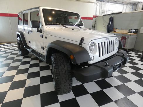 Used 2018 Jeep Wrangler Unlimited Sport S AWD/4WD image 3