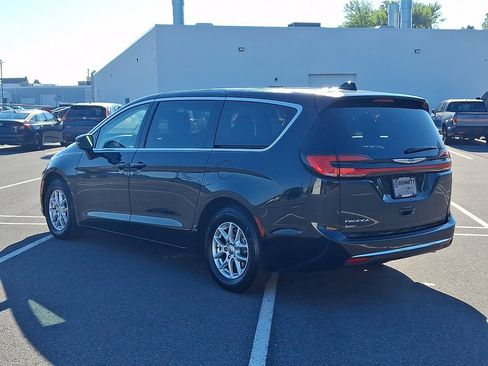 Used 2023 Chrysler Pacifica Touring-L FWD image 4